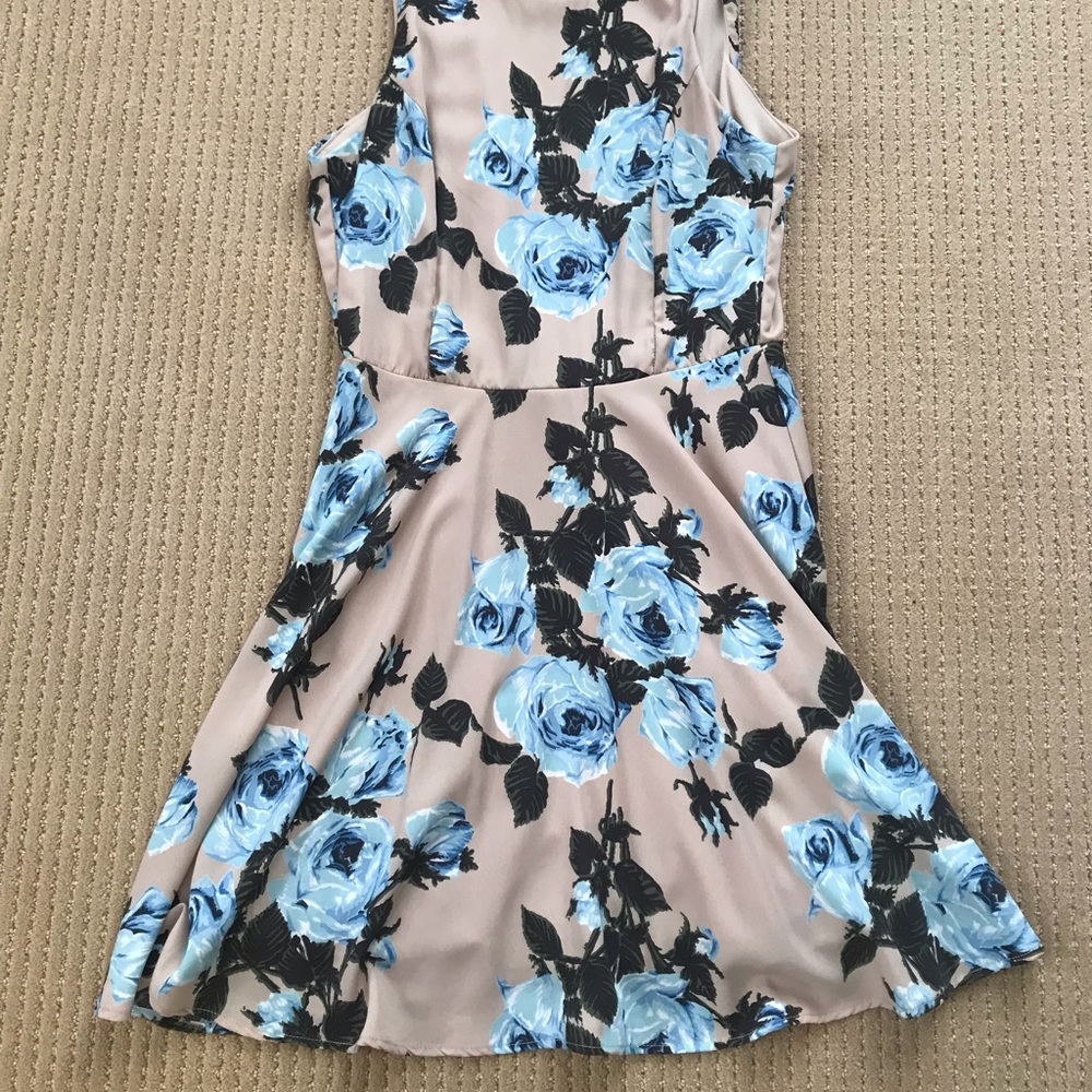 Dress - Picture 2 of 7